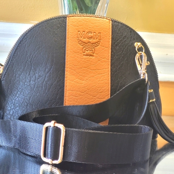 MCM pouch converted in to shoulder bag or cross body - Picture 5 of 16